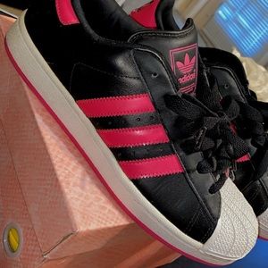 Blk/fuchsia/white adidas shell toe
